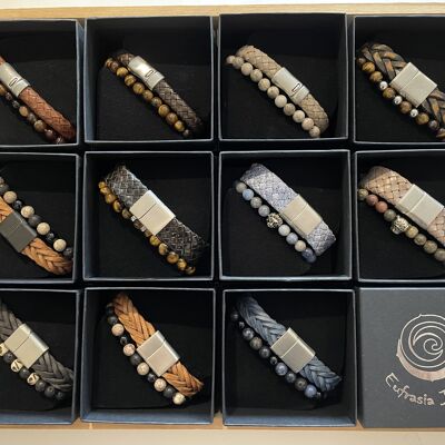 Twee display's handgemaakte 11 Dames armbanden/ 11 Heren armbanden