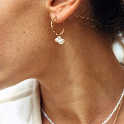 Twisted hoop earrings and cultured pearls