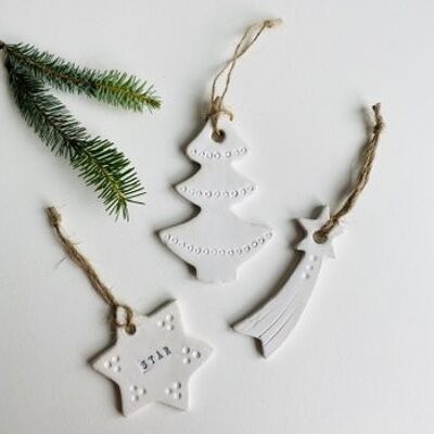 Weihnachtsgeschenk: Set aus weißen Christbaumanhängern aus Keramik
