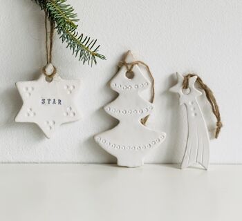 Cadeau de Noël : lot de pendentifs sapin de Noël en céramique blanche 2