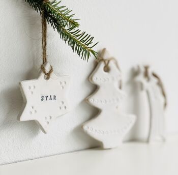 Cadeau de Noël : lot de pendentifs sapin de Noël en céramique blanche 3