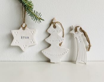 Cadeau de Noël : lot de pendentifs sapin de Noël en céramique blanche 4