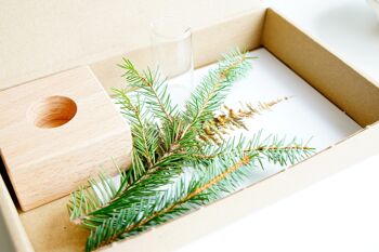 Cadeau de Noël : support en bois et vase avec brindille de Noël 3