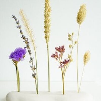 Soporte de cerámica con flores secas