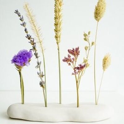 Support en céramique avec des fleurs séchées