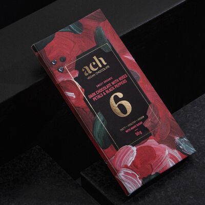 Chocolate negro dulce orgánico (62%) con pétalos de rosa y pimienta negra