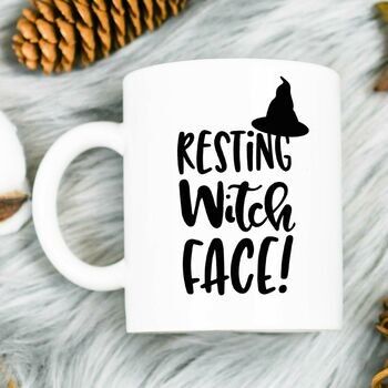 Tazza con faccia da strega in riposo