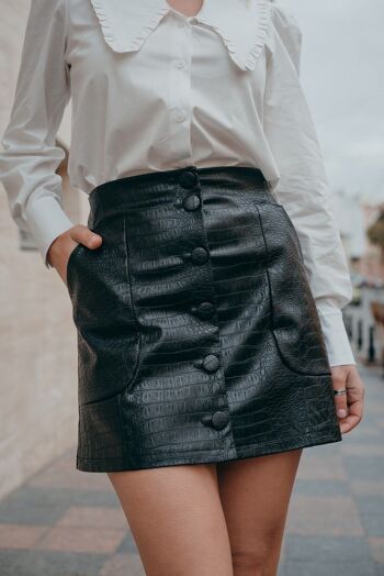 Mini-jupe noire en cuir écologique avec boutons 1