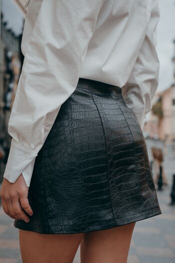 Mini-jupe noire en cuir écologique avec boutons 2