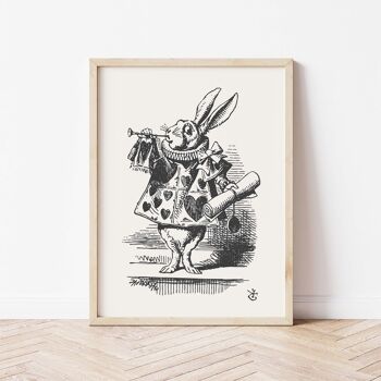 Affiche 21x30 - Le lapin blanc, habillé en hérault, souffle dans une trompette 2