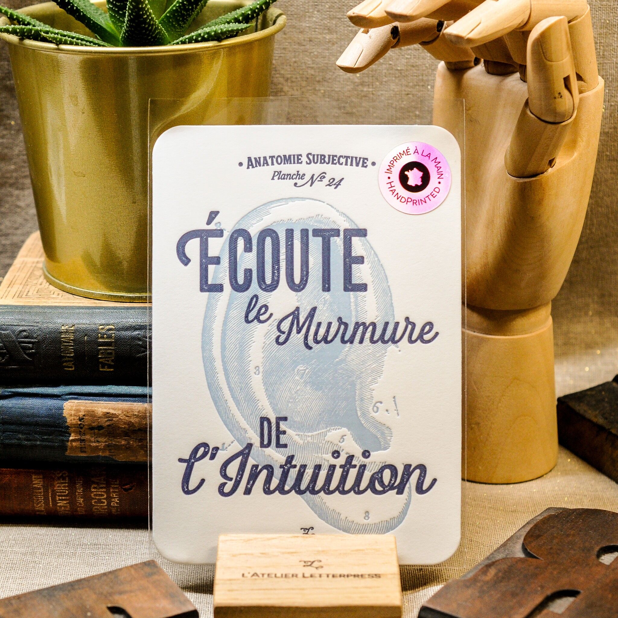 Tarjeta tipográfica Escucha el susurro de la intuición, papel muy grueso, relieve, holístico, vintage, anatomía, oído, azul