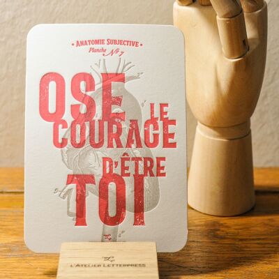 Tarjeta de tipografía Dare the Courage to be You, anatomía, corazón, papel muy grueso, relieve, holístico, vintage, rojo