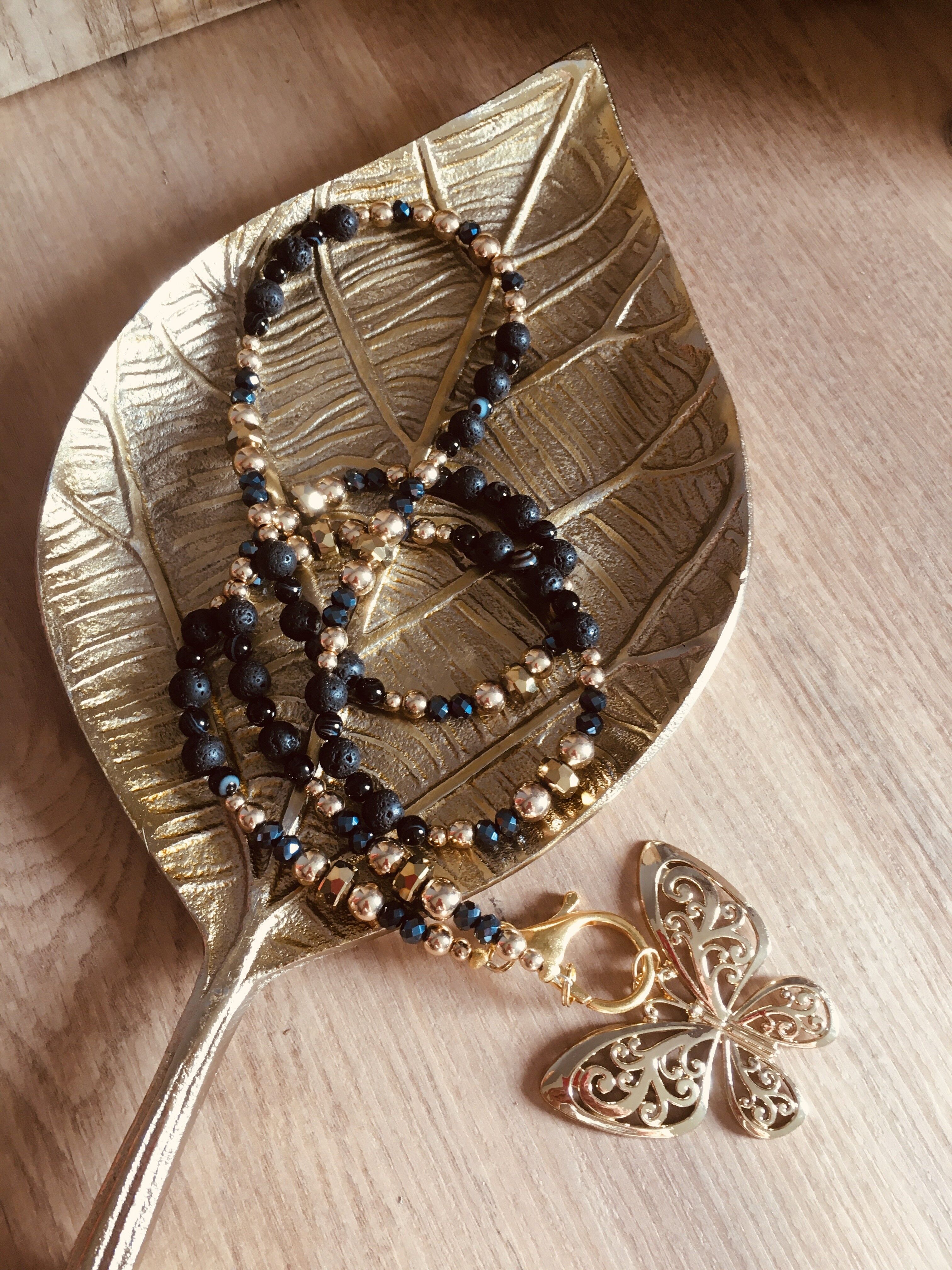 Magnifica collana in pietra lavica nera, cristallo ed ematite dorata