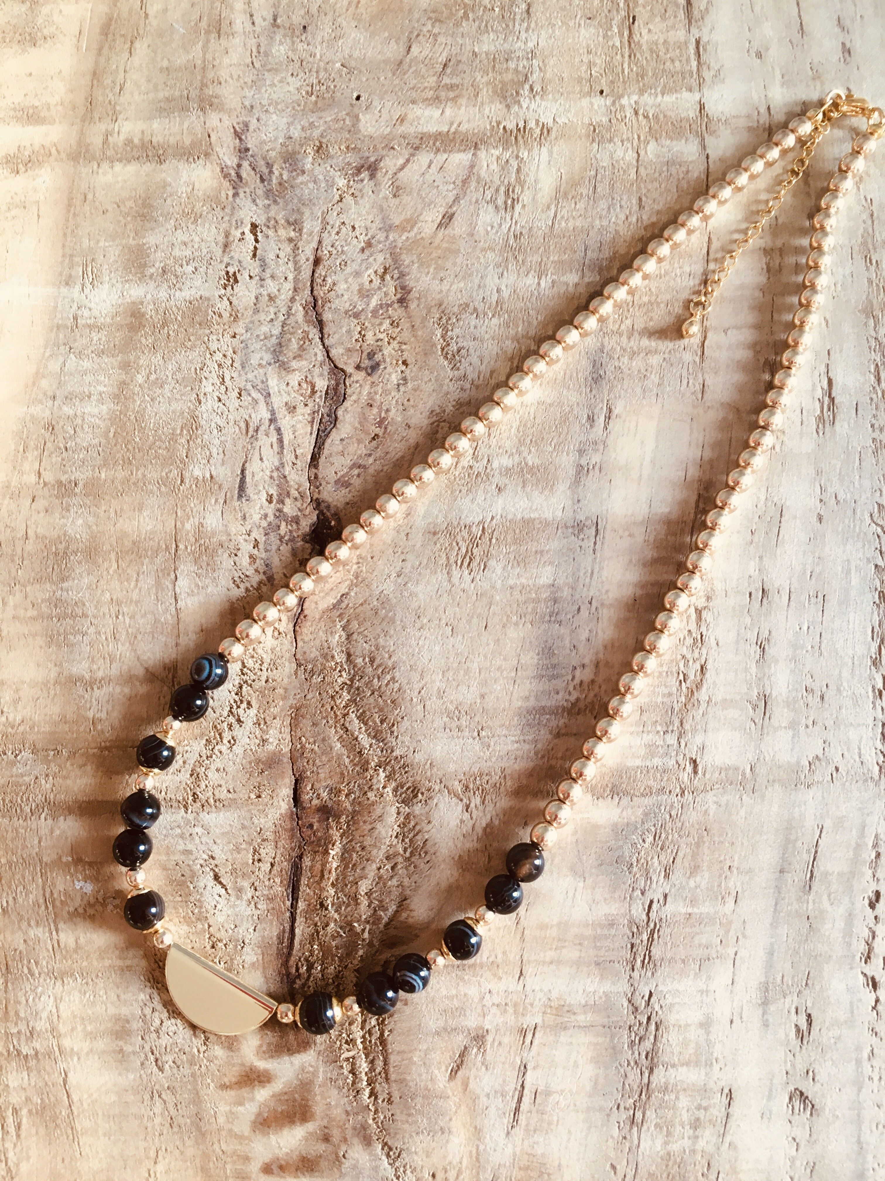Choker necklace in golden hematite and black agate