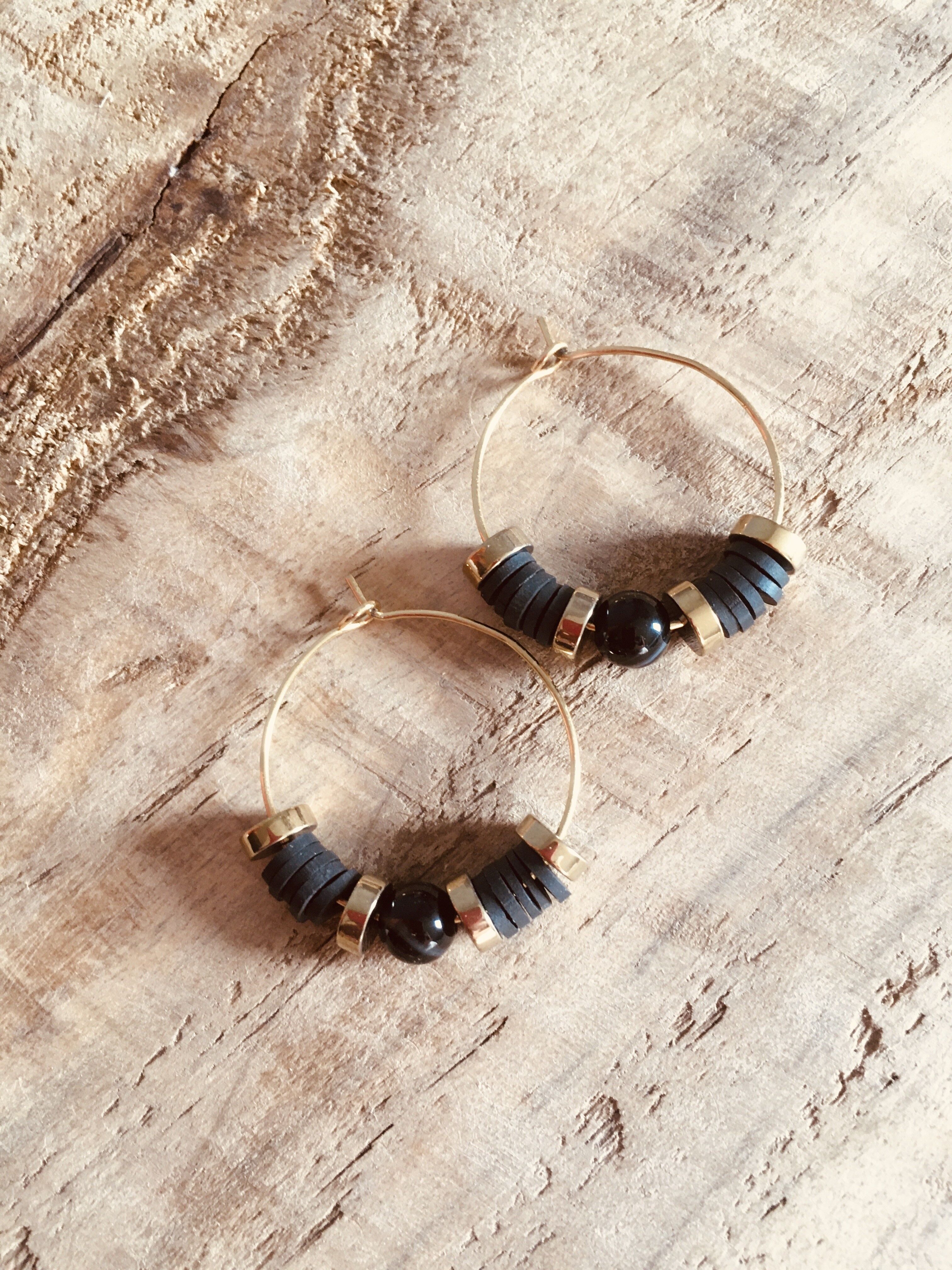 Aros dorados en acero inoxidable, heishi y ágata negra