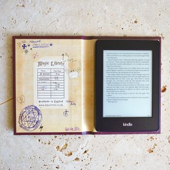 Étui Kindle Oasis avec couvertures de livres de sorts sur le thème