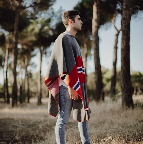 NORWAY Flag Opplav poncho, one size fits all, machine washable. It does not catch odors or humidity, it does not shrink.