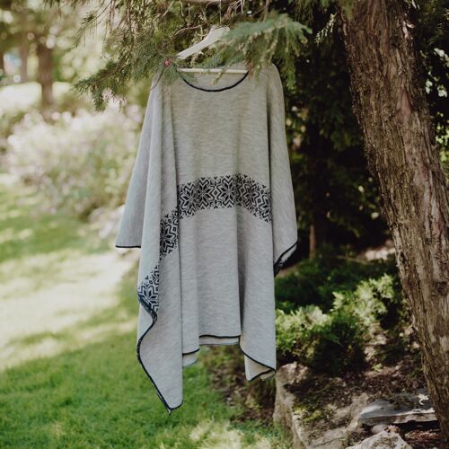 OPPLAV FLAK Nordic poncho, with Nordic motifs, one size fits all, machine washable. It does not catch odors or humidity, it does not shrink GREY/BLUE
