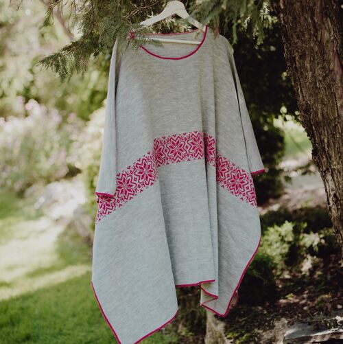 OPPLAV FLAK Nordic poncho, with Nordic motifs, one size fits all, machine washable. It does not catch odors or humidity, it does not shrink GREY/PINK