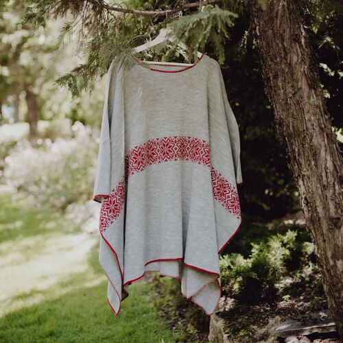 OPPLAV FLAK Nordic poncho, with Nordic motifs, one size fits all, machine washable. It does not catch odors or humidity, it does not shrink GREY/RED