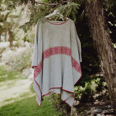 OPPLAV FLAK Poncho nórdico, con motivos nórdicos, talla única, lavable a máquina. No capta olores ni humedad, no encoge GRIS / ROJO