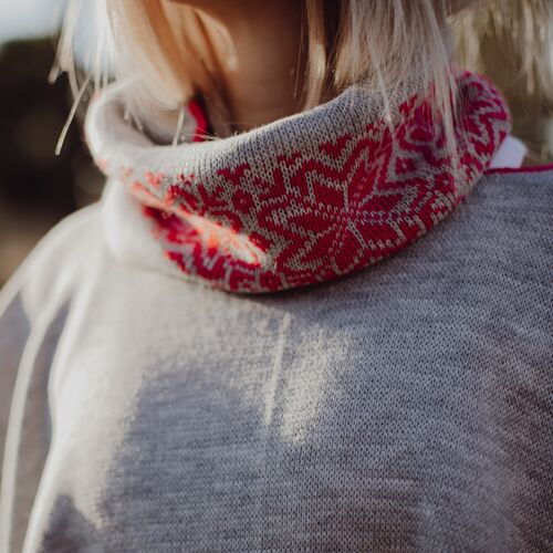 OPPLAV FLAK neckwarmer. Nordic design. Double body. Machine washable, does not sting, does not pick up moisture or odors, and is very warm GREY/RED