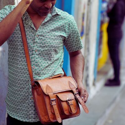 Sac bandoulière en cuir  tanné naturellement à partir d'huiles végétales , sac à main en cuir porté épaule et bandoulière. AMOS