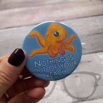 Badge Octopus 58mm "Rien n'est hors de votre portée" 1