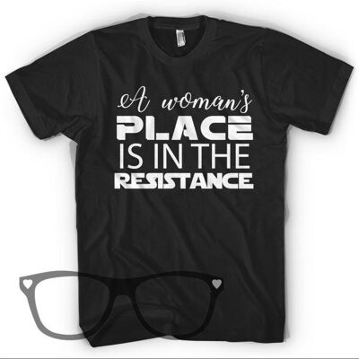 El lugar de una mujer está en la camiseta de la Resistencia