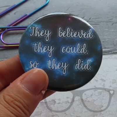 She/He/ They Believed pronom 58mm Badge - Aimant - They Believed