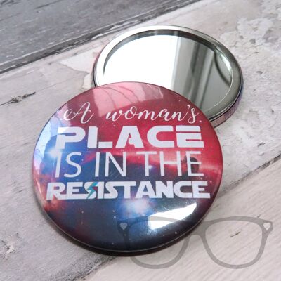 El lugar de una mujer está en la insignia de 58 mm de la Resistencia - Espejo de bolsillo