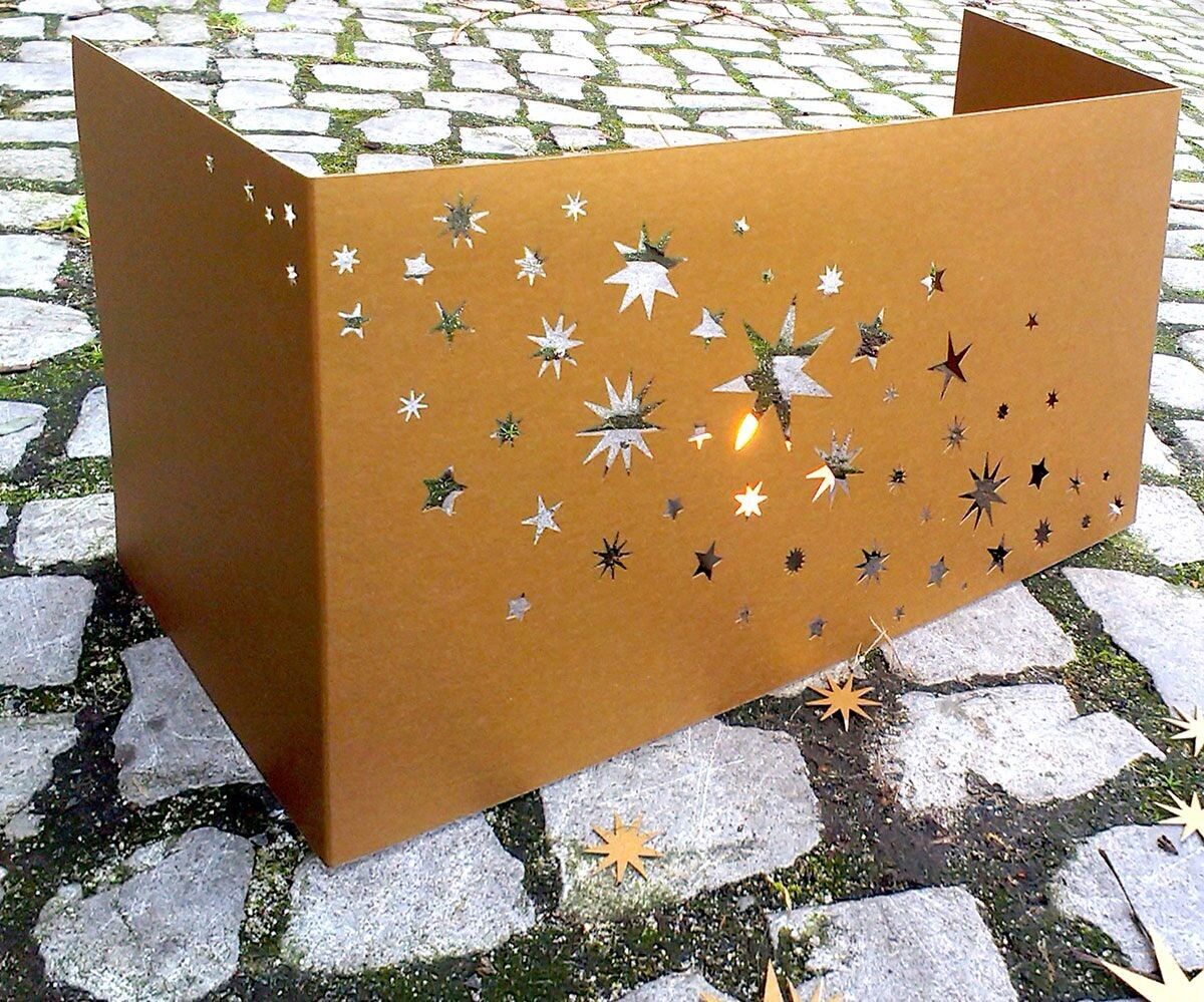 noble tarjeta navideña para una vela de té con estrellas grabadas con láser