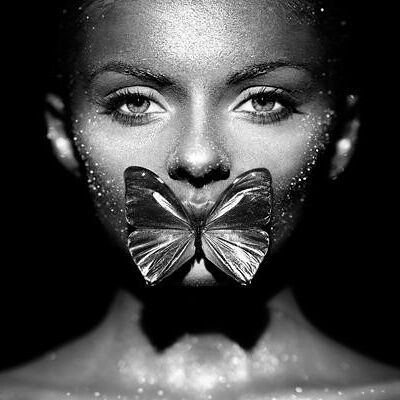Butterfly girl zw - Fotografie op plexiglas - 60x90