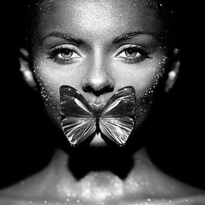 Butterfly girl zw - Fotografie op plexiglas - 120x180