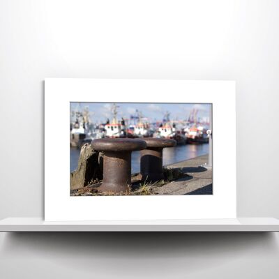 Zwei Poller im Hamburger Hafen vor Schlepper  | Fotografie im Passepartout für 40 x 30 cm Rahmen