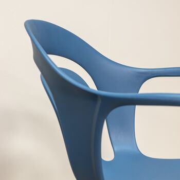 Lot de 4 fauteuils bleu
 cobalt en polypropylene
 58.5x60x83.5 cm alan 4