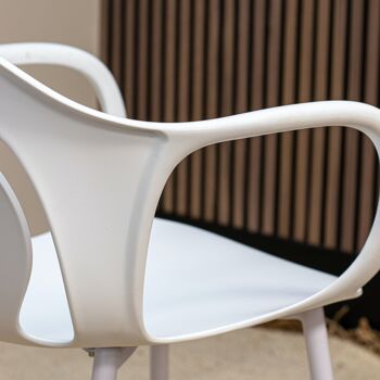 Lot de 4 fauteuils
 blancs en polypropylene
 58.5x60x83.5 cm alan 4