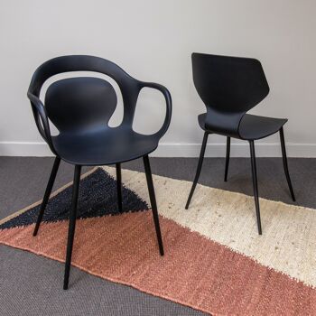 Lot de 4 fauteuils noirs
 en polypropylene
 58.5x60x83.5 cm alan 5