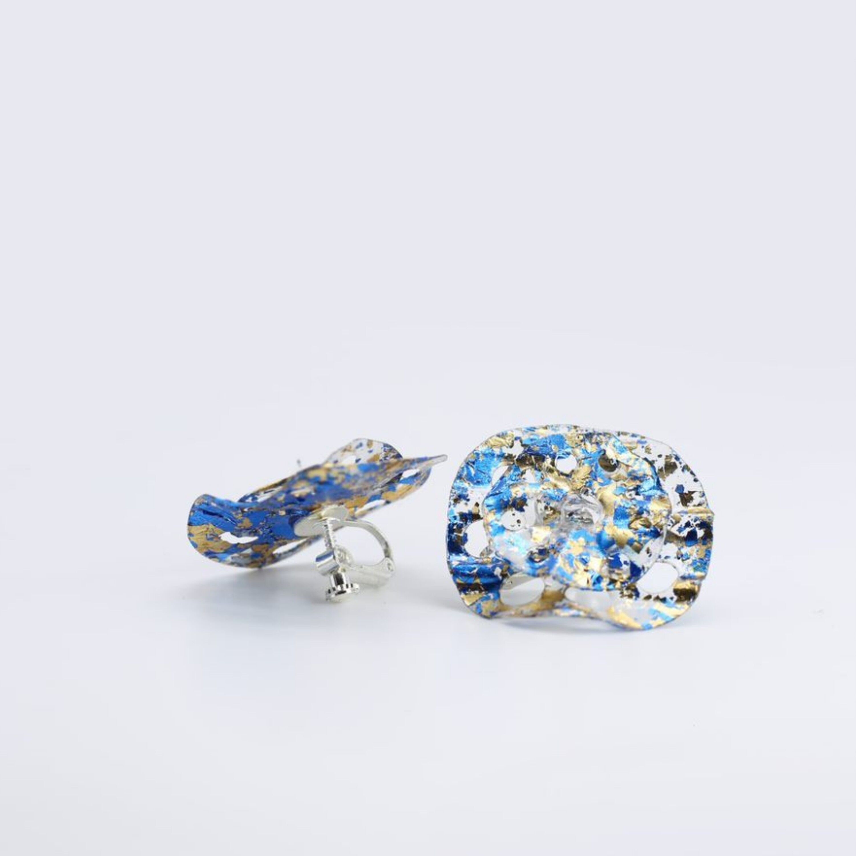 Clip-on-Ohrringe mit Lotuswurzel - Handvergoldet Blau mit Gold