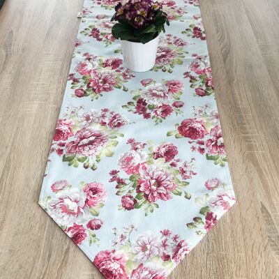 Chemin de table rose. Chemin de table fait main d'été avec des roses sur des motifs bleus.