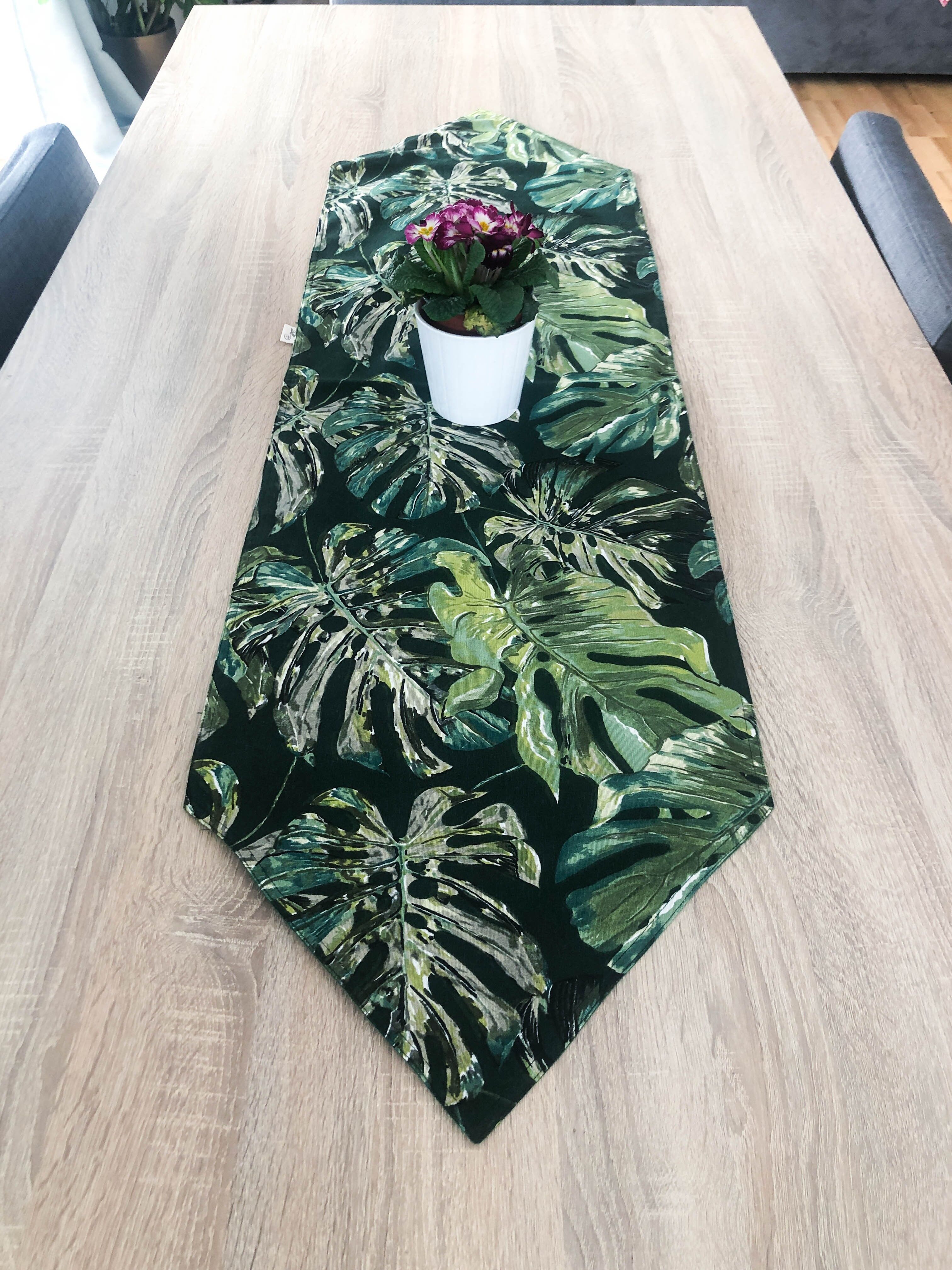 Tischläufer mit grünen Blättern. Handgefertigter Sommertischläufer. Tischdeko im Frühling.