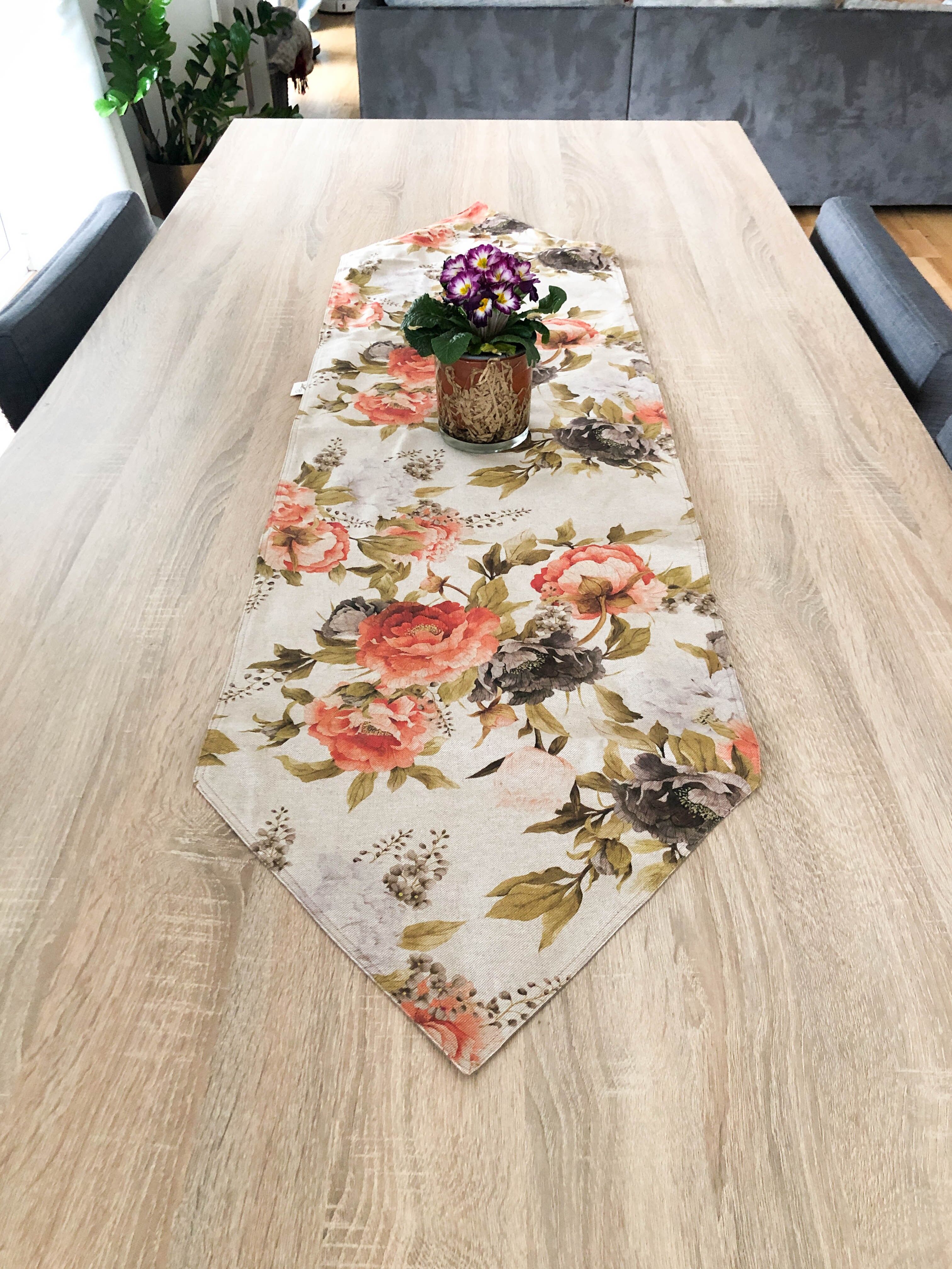 Tischläufer in herbstlichen Farben. Handgefertigter floraler Tischläufer.