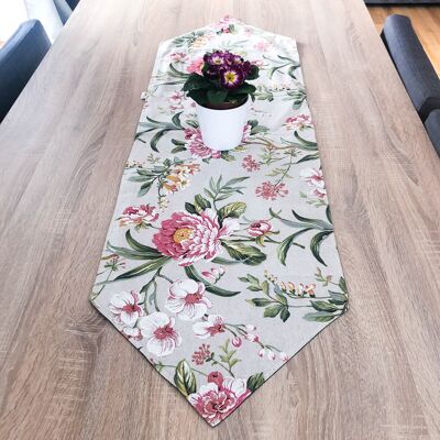 Camino de mesa floral. Camino de mesa de verano hecho a mano. Decoración de mesa de primavera. Flores rosadas con hojas verdes en la decoración del hogar crema.