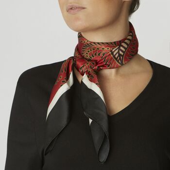 Foulard carré en soie rouge au henné 3