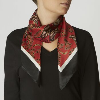 Foulard carré en soie rouge au henné 4