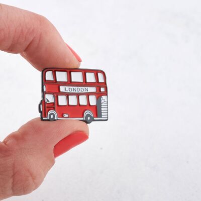 Badge d'épingle en émail de bus de Londres