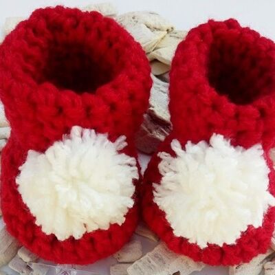 Chaussons rouges du Père Noël ou de Noël pour chaque bébé crochetés à la main dans des fils doux mais durables, pour garder votre tout-petit au chaud et à la mode.