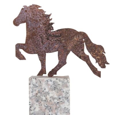 Dekoratives Pferd, verrosteter Stahl auf Granitfelsen.