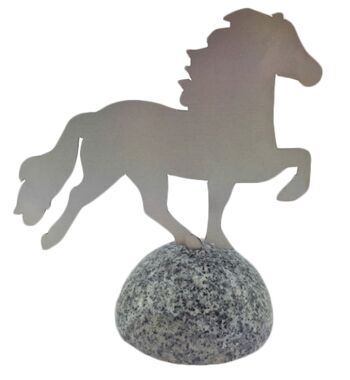 Cheval décoratif, acier inoxydable sur pierre de granit poli