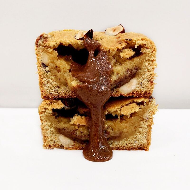 Großer handgemachter Keks mit Haselnussmilchaufstrich